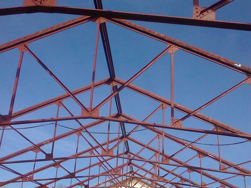 Estructura metálica para el tejado de una nave.