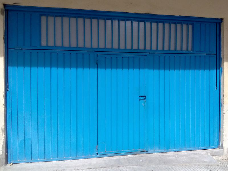 Puerta preleva de garaje en color azul.